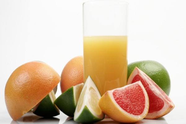 Suco de couve, abacaxi e hortelã anticelulite