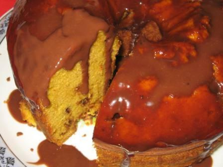 Bolo de cenoura com maçã e gotas de chocolate