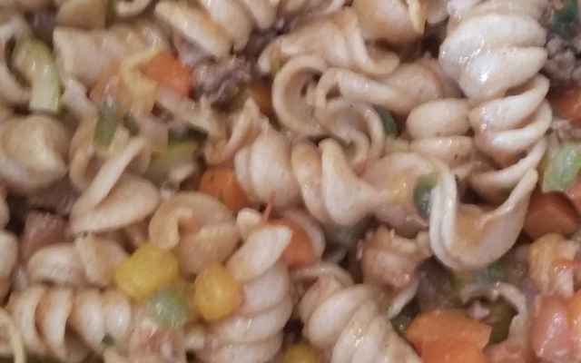 Macarrão integral com legumes e carne