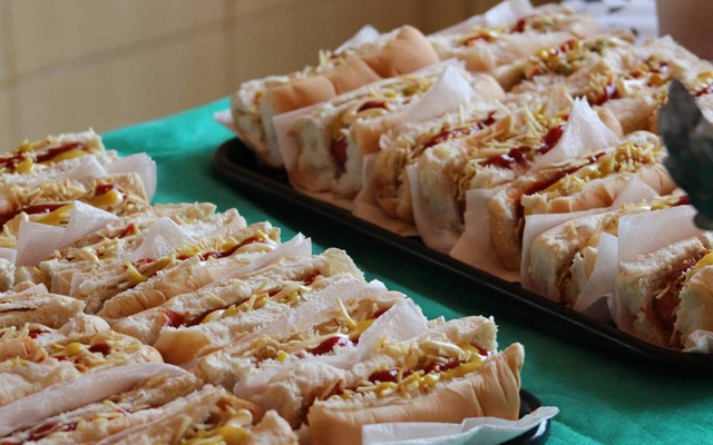 Cachorro quente para 200 pessoas