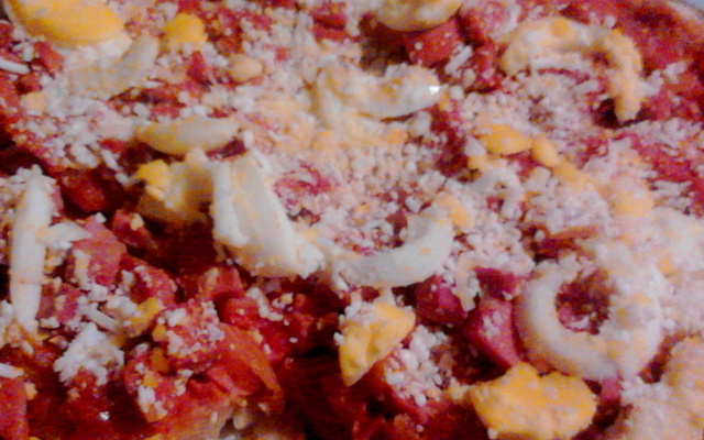 Pizza de salsicha com pão amanhecido