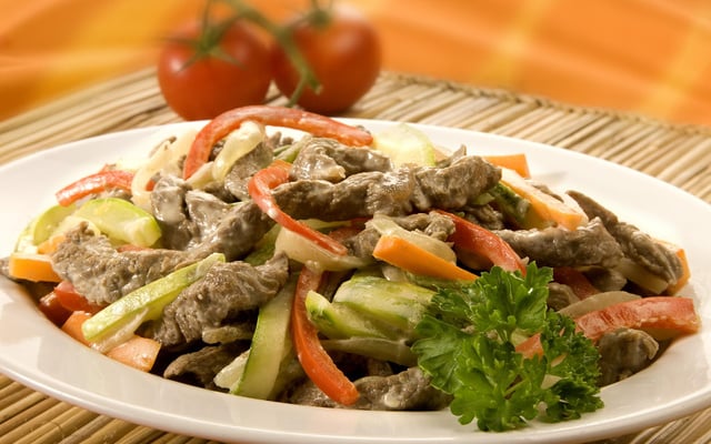 Iscas de carne com legumes cremoso