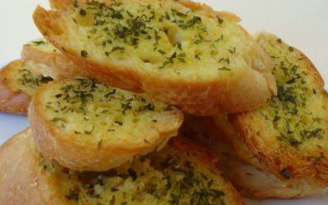 Pão de alho com azeitonas