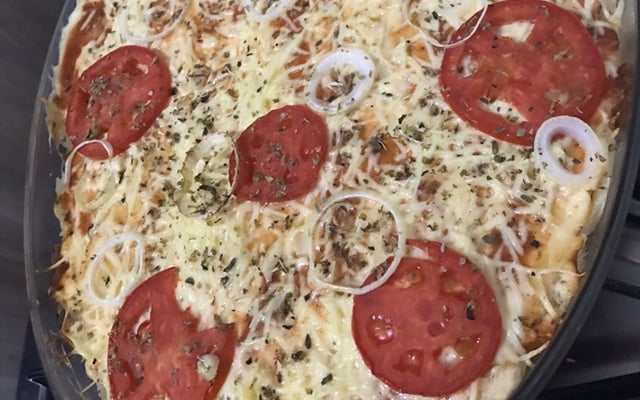 Torta de pão de forma no forno.