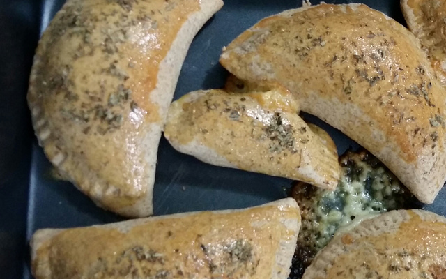 Pastel assado com recheio de pizza