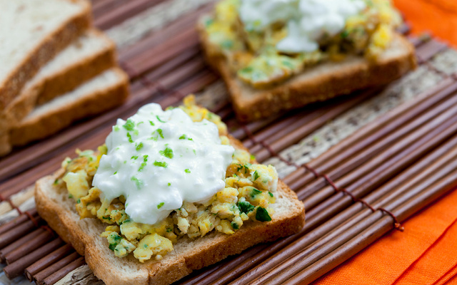 Torrada de Castanha-do-Pará e Quinoa Integral da Wickbold com ovos mexidos