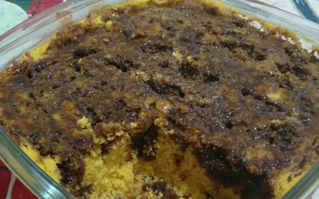 Bolo de cenoura com calda de chocolate de microondas