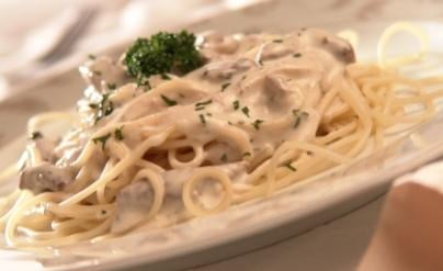 Massa ao molho de Philadelphia com tiras de alcatra