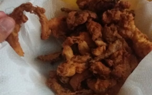 Anéis de cebola empanada bem fácil