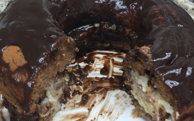 Bolo crocante de ovomaltine e recheio de beijinho