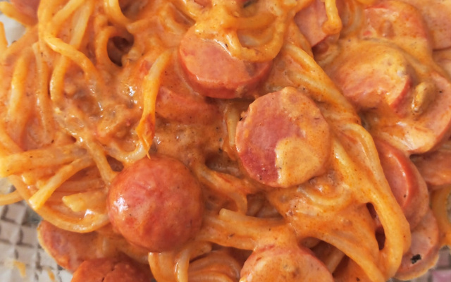 Macarrão com salsicha e creme de leite