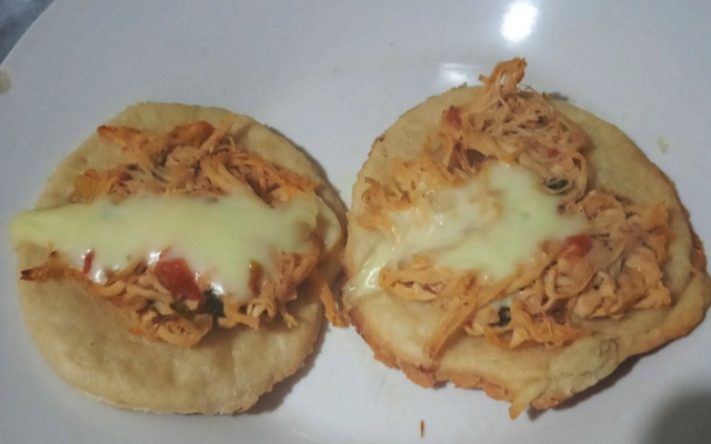 Esfiha de frango aberta