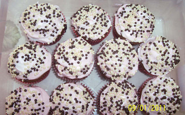 Cupcake de chocolate com merengue de morango super fácil