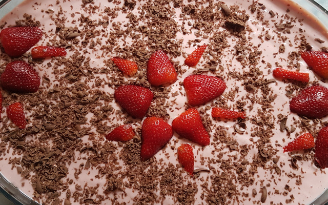 Pavê mousse de morango e chocolate da Taí