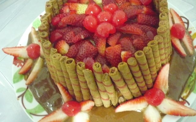 Bolo chocolate com morango fácil