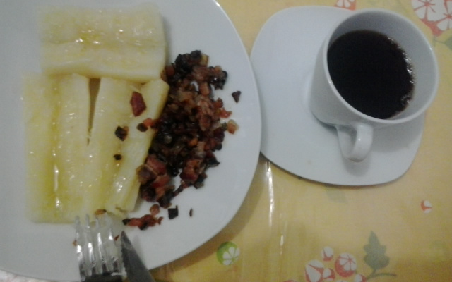 Macaxeira com carne de charque