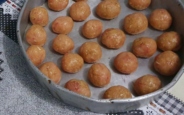 Almôndegas de frango recheadas com queijo