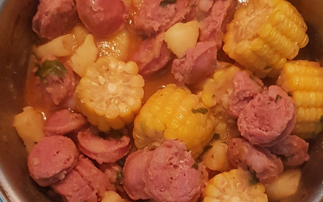 Ensopado de linguiça de churrasco com batata-doce e milho
