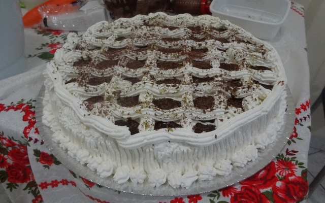 Bolo com recheio de limão e chocolate