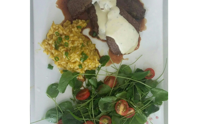 Risoto de alho-poró com filé mignon ao creme de queijo