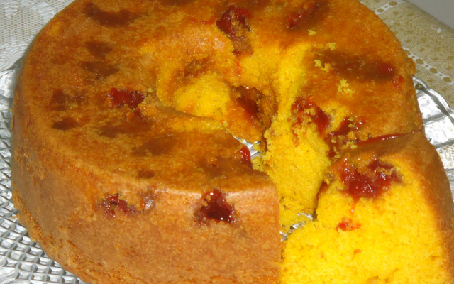 Bolo de fubá com cenoura e goiabada