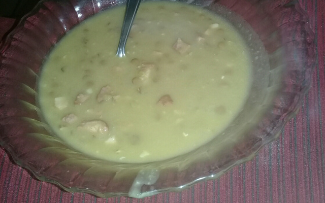 Sopa de lentilha com ervilha seca e calabresa