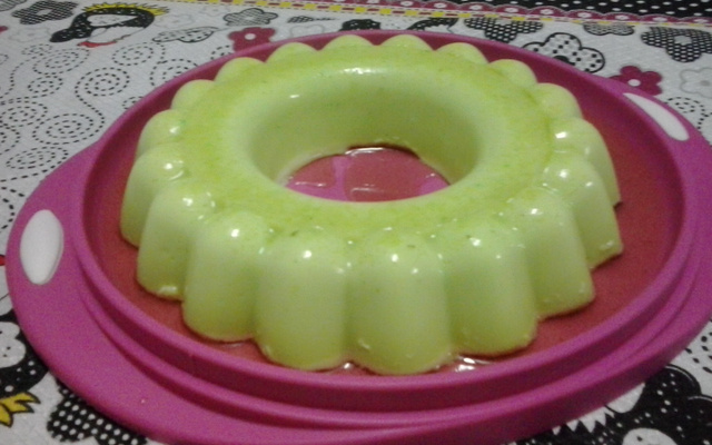 Pudim de limão com calda de hortelã