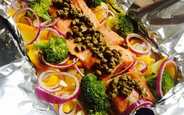 Salmão com alcaparras