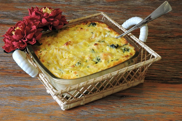 Escondidinho de macarrão com salmão e creme de queijos com espinafre
