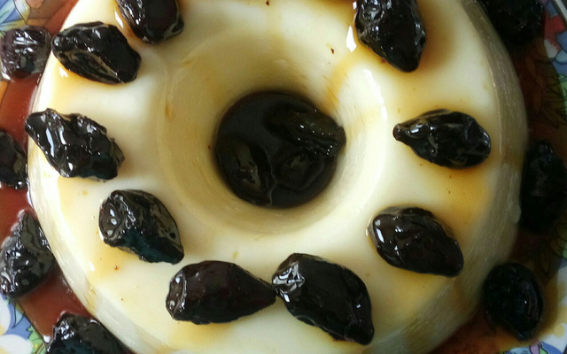 Manjar de coco com calda de morango