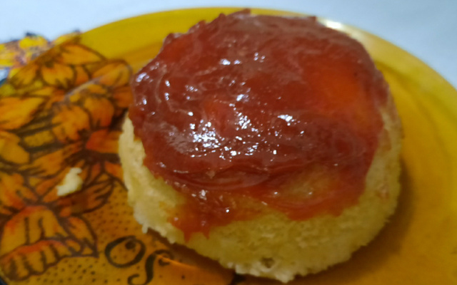 Bolo de xícara de fubá com goiabada