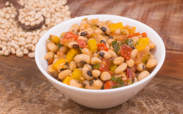 Salada de feijão fradinho com tomate, cebola e pimentões