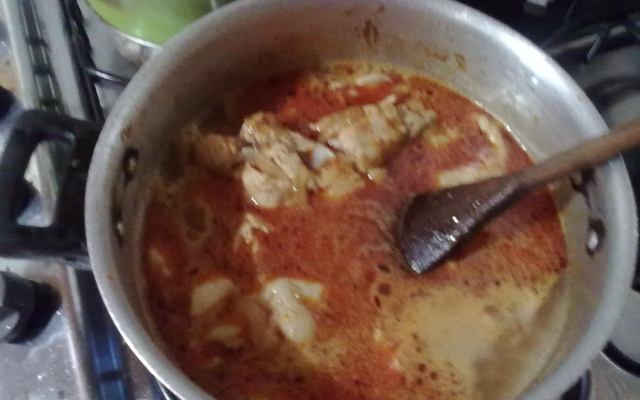 Frango com macarrão na mesma panela