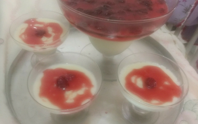 Manjar de coco com calda de morango