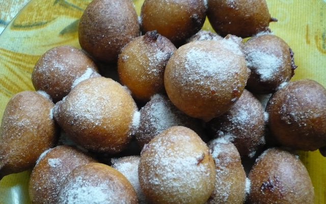 Bolinho de chuva recheado com goiabada ou banana