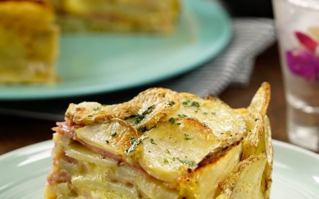 Bolo de batata, queijo e presunto