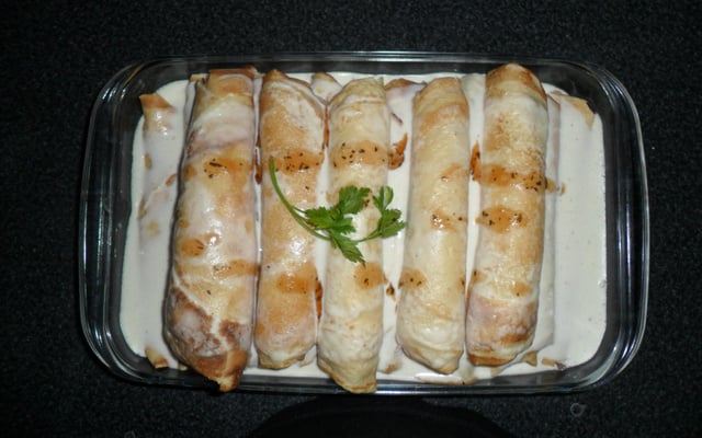 Panqueca de carne moída com molho branco