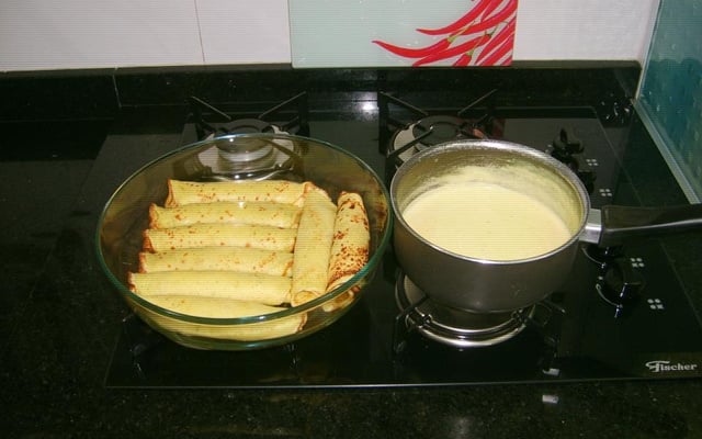 Panqueca de presunto e queijo ao molho branco