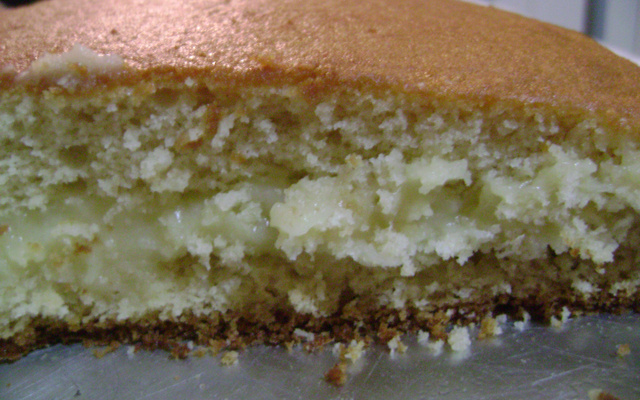 Bolo gelado de coco com abacaxi