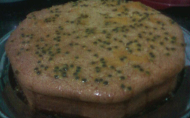 Bolo de maracujá com calda de maracujá