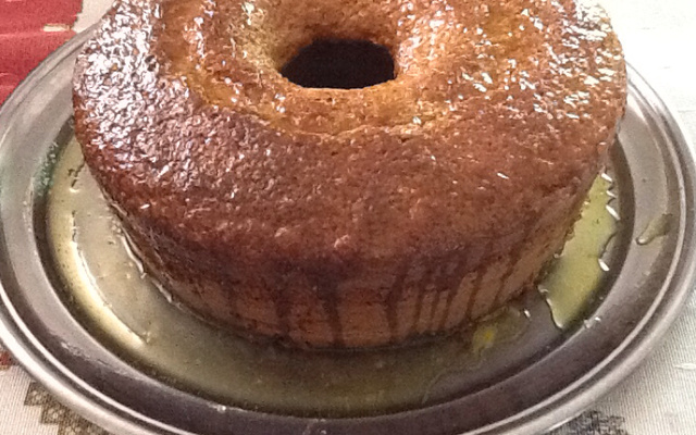 Bolo integral com calda de laranja