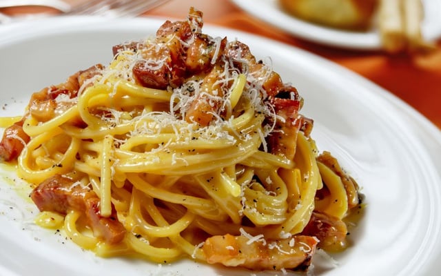 Espaguete à carbonara: massa com ovos, queijo e bacon