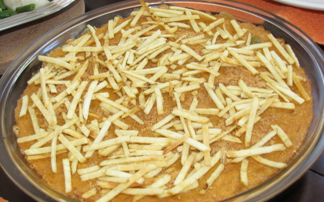 Desfiado de frango gratinado com batata palha