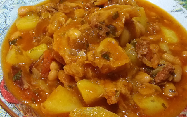 Mocotó com dobradinha, feijão branco e legumes da Vanessa