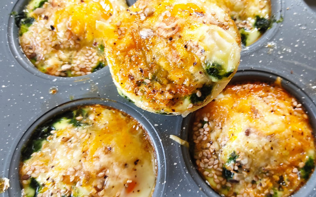 Muffin de ovos e espinafres