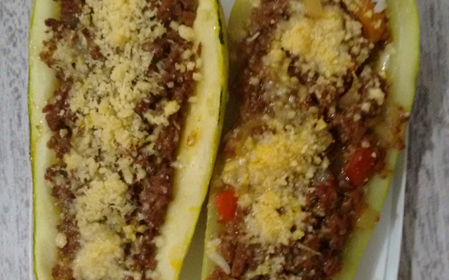 Canoa de abobrinha recheada com carne moída