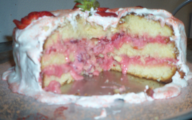 Bolo de morango e marshmallow