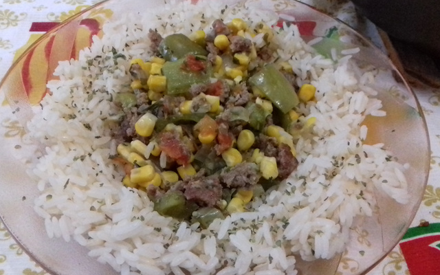Carne moída com milho e pimentão