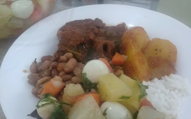 Bife ao molho com batatas