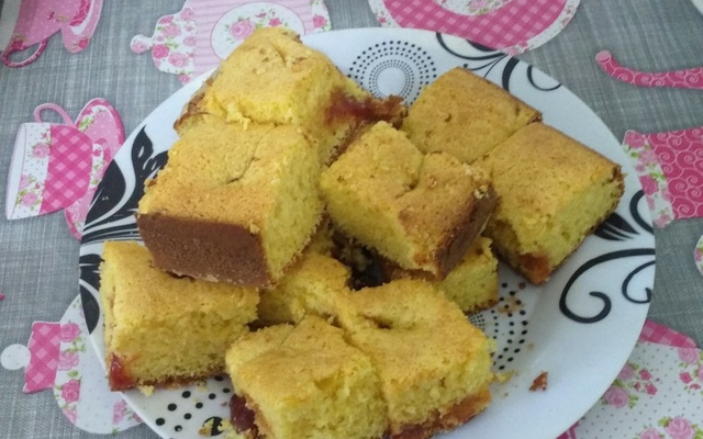 Bolo de fubá com goiabada